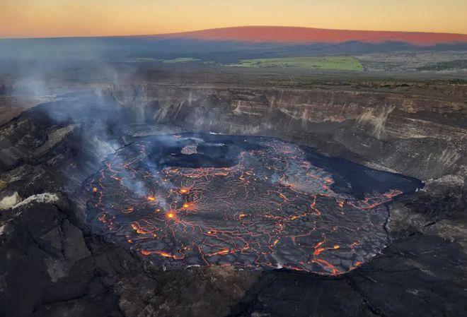 美国火山喷发达60米;美国火山持续喷发