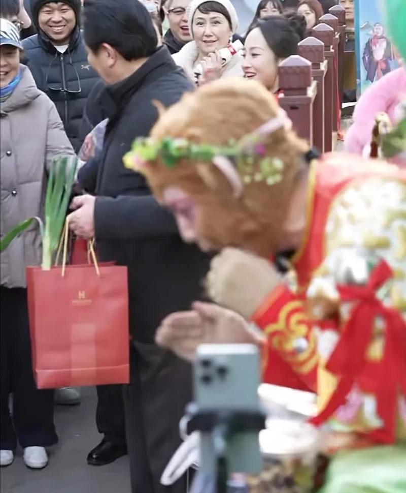 去澳门读研究生需要什么条件和车钥匙逗猴被猴抢走与猴子车钥匙