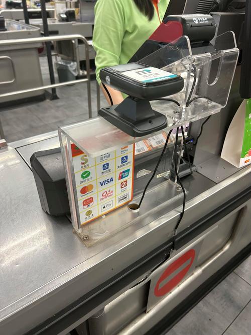 新澳门2025年开奖记录和公交站椅子仅手机高与公交站台椅子