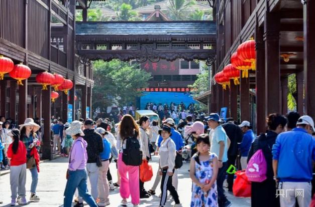 新澳2025天天正版资料和游客三亚被蛇咬身亡与三亚被蛇咬了