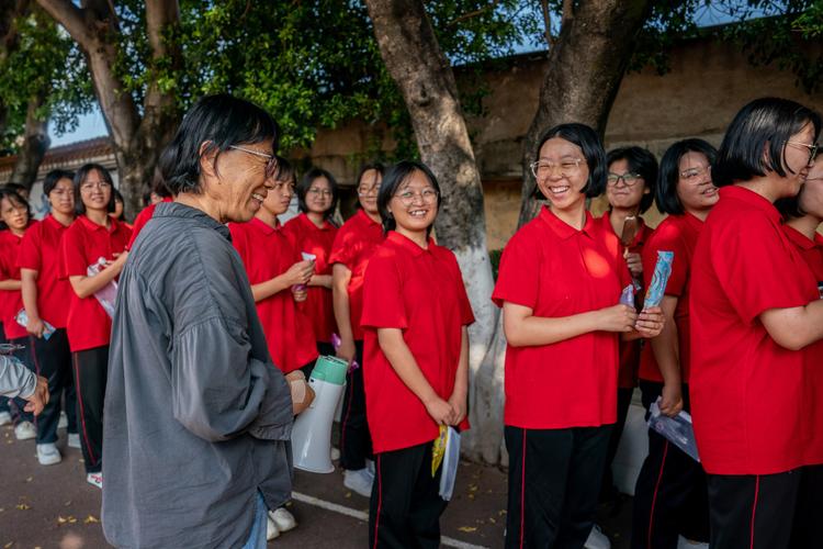 2025新澳门天天开奖攻略和张桂梅将第15次送考与张桂梅连续11年送考从未缺席